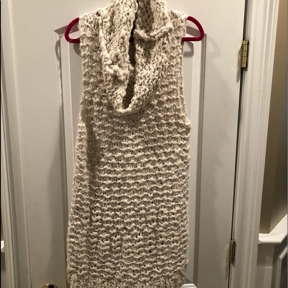 Cute trendy sweater - LIKE NEW